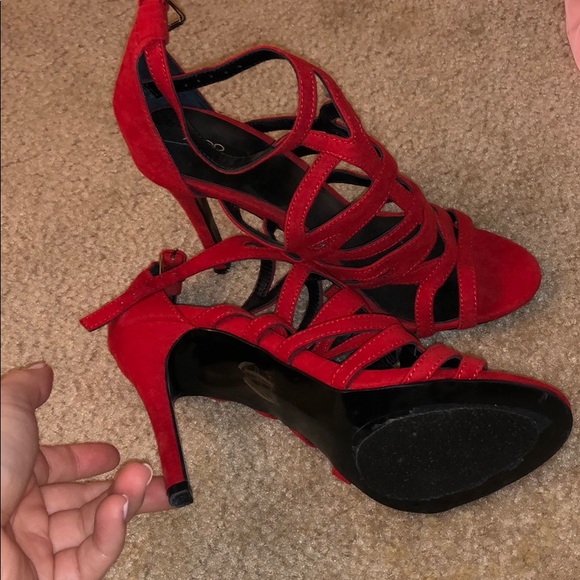 Red heels - Picture 3 of 5